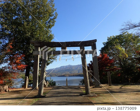 香川県仲多度郡まんのう町の満濃池(まんのういけ)の畔にある神野神社(かんのじんじゃ) 香川県仲多度郡まんのう町の満濃池(まんのういけ)の畔にある神野神社(かんのじんじゃ) 138775009