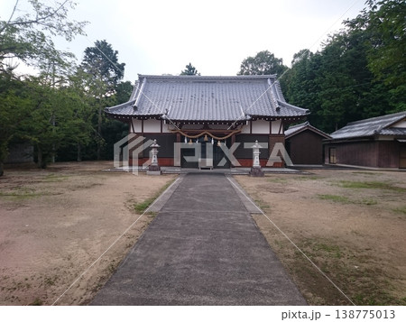 香川県仲多度郡まんのう町の満濃池(まんのういけ)の畔にある神野神社(かんのじんじゃ) 香川県仲多度郡まんのう町の満濃池(まんのういけ)の畔にある神野神社(かんのじんじゃ) 138775013