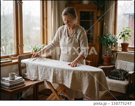 雨の日に穏やかな部屋で手作りリネンにアイロンをかける人 138775247
