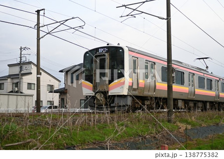 信越線を走る電車 138775382