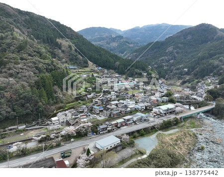 土讃線 豊永駅 桜と吉野川 渓谷春風景写真 土讃線 豊永駅 桜と吉野川 渓谷春風景写真 138775442