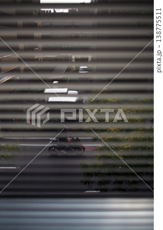 ブラインドからの道路の眺め 138775511