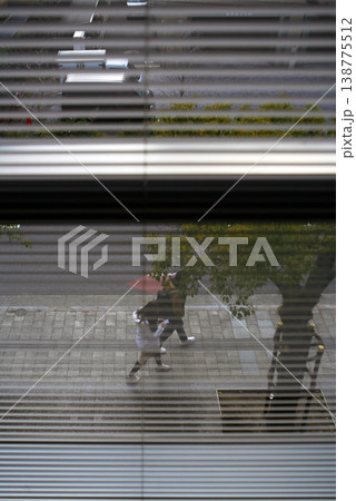 ブラインドからの道路の眺め 138775512