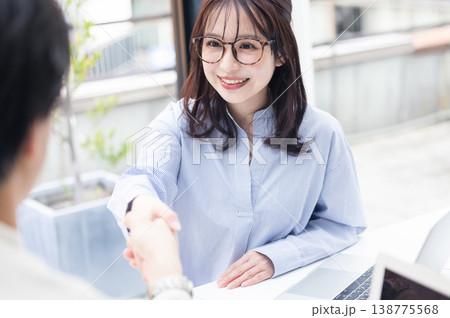 握手をする女性 握手をする女性 138775568