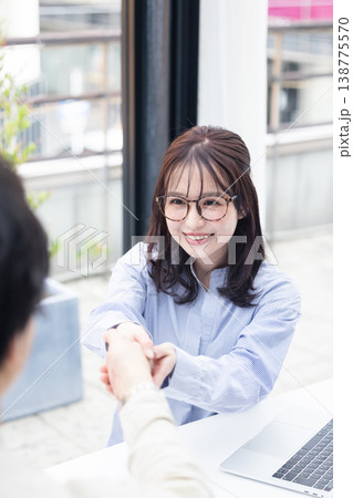 握手をする女性 138775570