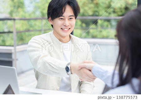 握手をする男性 握手をする男性 138775573