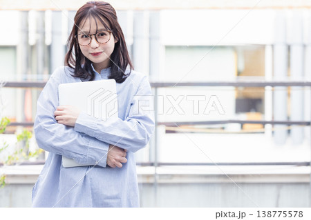ノートパソコンを持つ若い女性 138775578