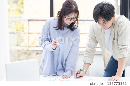 打ち合わせをするビジネスパーソン 138775581