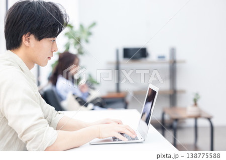 パソコンを使う男性 パソコンを使う男性 138775588