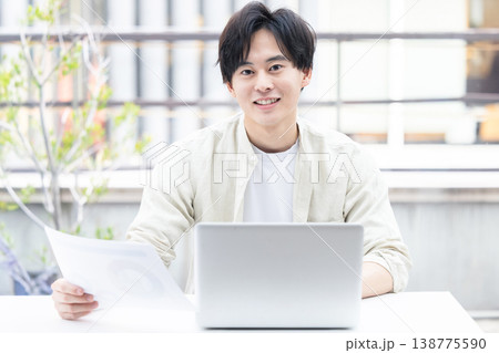 パソコンを使うビジネスマン パソコンを使うビジネスマン 138775590