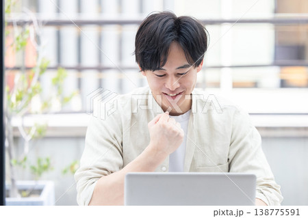 ガッツポーズをする若い男性 138775591