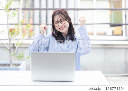 笑顔の若いビジネスウーマン 138775594