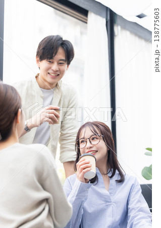 会話するビジネスパーソン 138775603