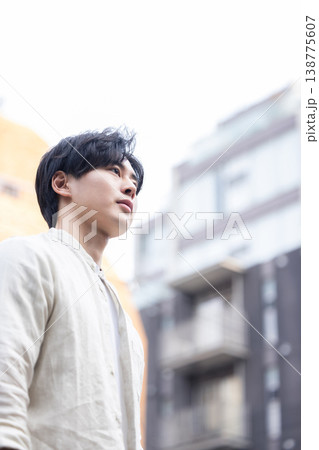 遠くを見つめる若い男性 遠くを見つめる若い男性 138775607