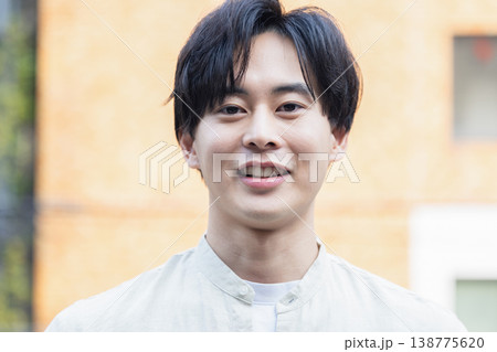 微笑む男性 138775620