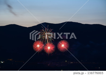 打ち上げ花火が見える風景 138776003
