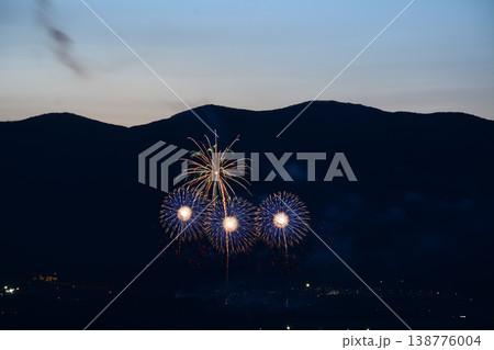打ち上げ花火が見える風景 138776004