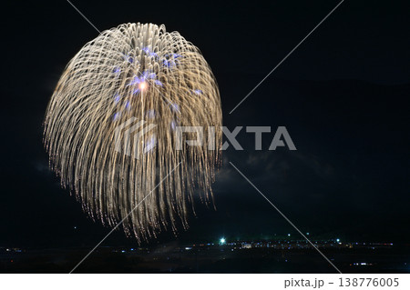 打ち上げ花火が見える風景 打ち上げ花火が見える風景 138776005