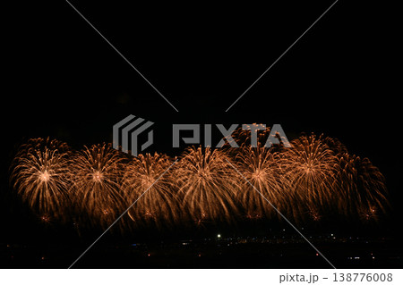 打ち上げ花火が見える風景 138776008