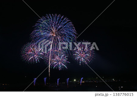打ち上げ花火が見える風景 138776015