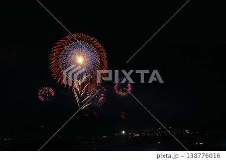 打ち上げ花火が見える風景 打ち上げ花火が見える風景 138776016