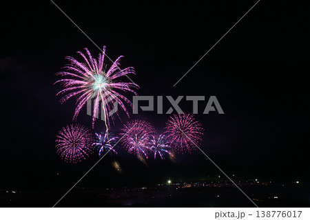 打ち上げ花火が見える風景 138776017