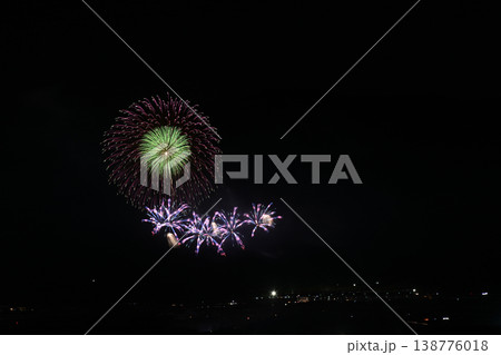 打ち上げ花火が見える風景 138776018