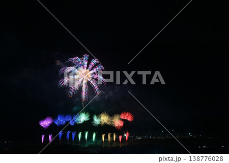 打ち上げ花火が見える風景 打ち上げ花火が見える風景 138776028