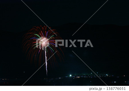 打ち上げ花火が見える風景 138776031