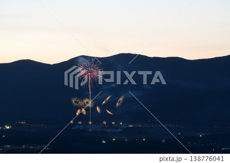 打ち上げ花火が見える風景 138776041