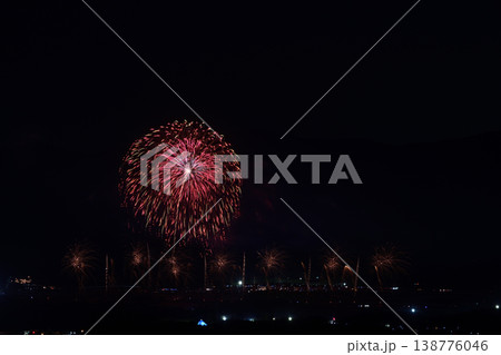 打ち上げ花火が見える風景 打ち上げ花火が見える風景 138776046