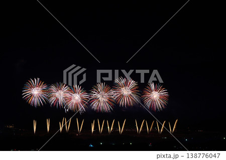 打ち上げ花火が見える風景 138776047