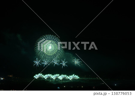 打ち上げ花火が見える風景 打ち上げ花火が見える風景 138776053
