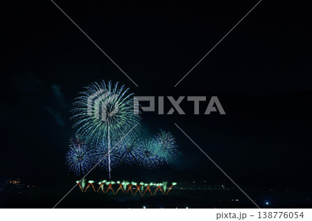 打ち上げ花火が見える風景 138776054