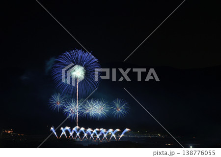 打ち上げ花火が見える風景 138776055