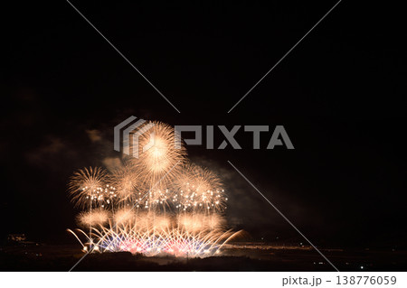 打ち上げ花火が見える風景 138776059