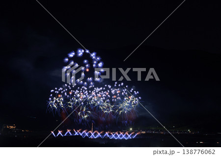 打ち上げ花火が見える風景 138776062