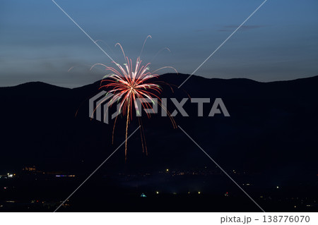 打ち上げ花火が見える風景 138776070