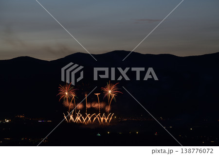打ち上げ花火が見える風景 138776072