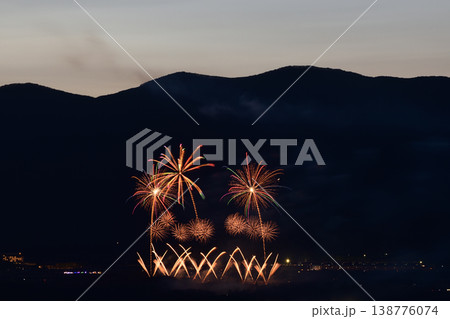 打ち上げ花火が見える風景 打ち上げ花火が見える風景 138776074