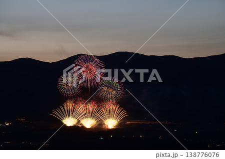 打ち上げ花火が見える風景 打ち上げ花火が見える風景 138776076