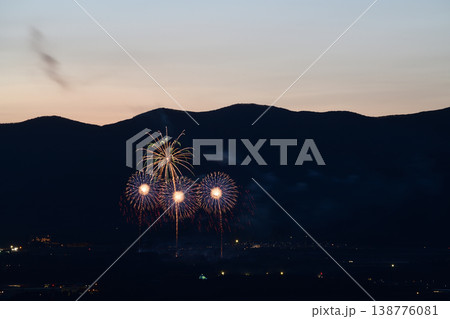 打ち上げ花火が見える風景 138776081