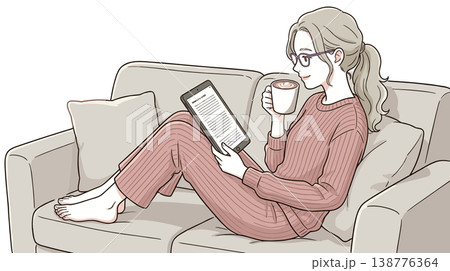 ソファでリラックスしながらタブレットを見る女性 在宅時間のイラスト 138776364
