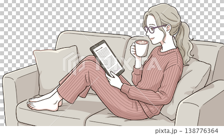 ソファでリラックスしながらタブレットを見る女性 在宅時間のイラスト 138776364
