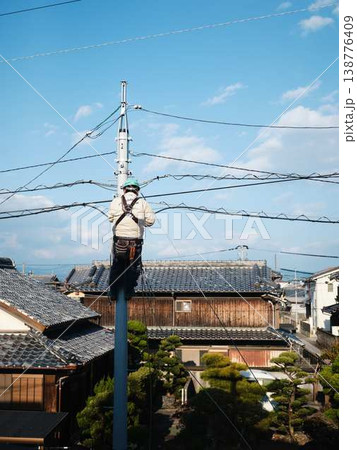 住宅街で電気工事　電柱 138776409