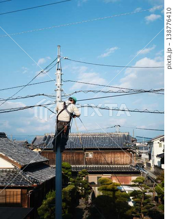 住宅街で電気工事 電柱 住宅街で電気工事 電柱 138776410