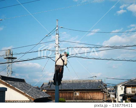 住宅街で電気工事 電柱 住宅街で電気工事 電柱 138776411