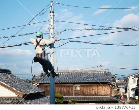 住宅街で電気工事 電柱 住宅街で電気工事 電柱 138776413