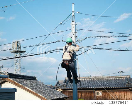 住宅街で電気工事　電柱 138776414