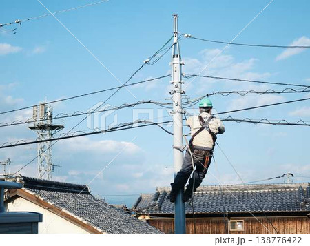 住宅街で電気工事 電柱 住宅街で電気工事 電柱 138776422